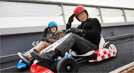 지난 1월 이정헌 넥슨코리아 대표와 정태영 현대카드 부회장이 넥슨코리아 옥상에 마련된 트랙에 실제 카트를 올려놓고 넥슨의 대표 게임 '카트라이더'를 오마주해 파트너십 체결 기념 사진을 촬영하고 있다. 현대카드 제공